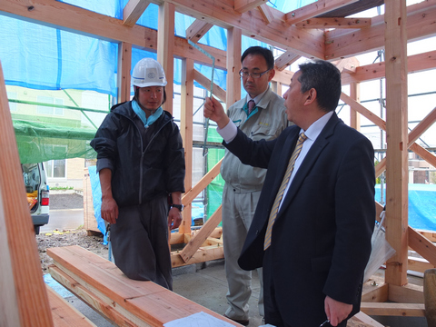 前田伸治氏と打合せする桜田棟梁